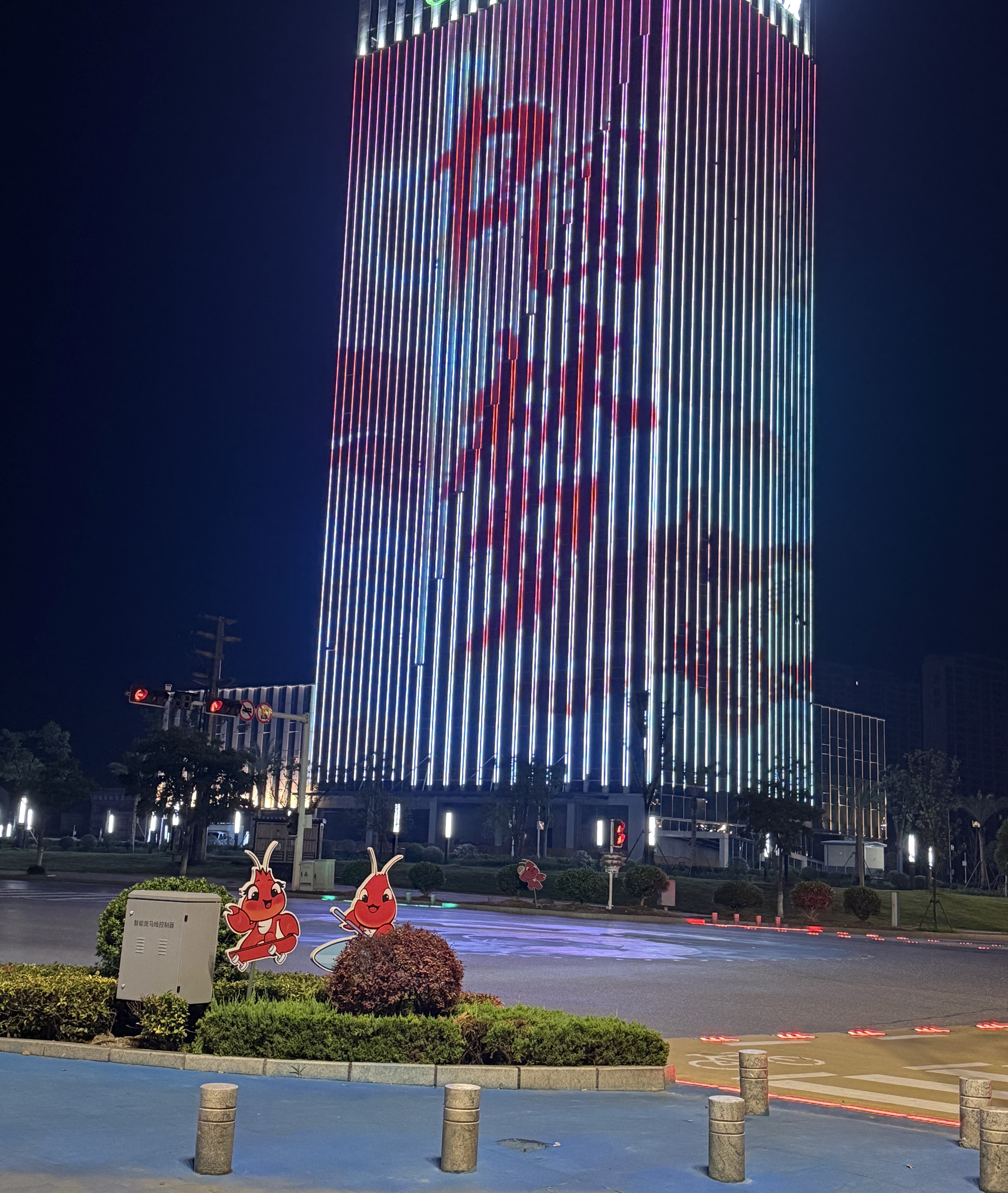 湖北亮化工程楼体工程案例玻璃幕墙灯光效果图楼宇楼体玻璃墙亮化设计方案,现代楼宇玻璃幕墙通透简约立体感强的建筑特质遵循见光不见灯、不损建筑肌理、光影层次高级、智能节能可控”的核心设计理念,结合城市夜景亮化规范与建筑美学标准,源头工厂技术优势与全套落地服务体系,打造兼具商务质感、地标辨识度、场景适配性的玻璃墙亮化效果.jpg